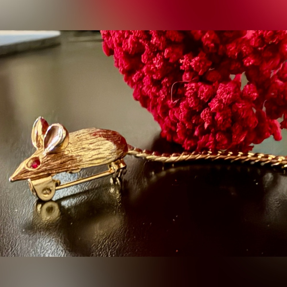Vintage Gold-Tone Mouse Brooch with Ruby Rhinestone Eyes and Articulated Tail - Picture 7 of 7